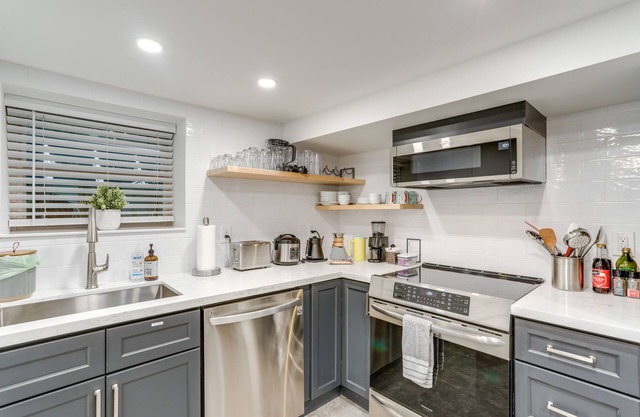 Stylish Seattle Apt w/Sauna: 6 Mi to Downtown!