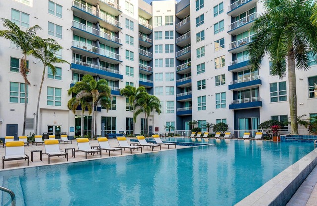 Stylish & Serene 1-BD Oasis in Vibrant Channelside