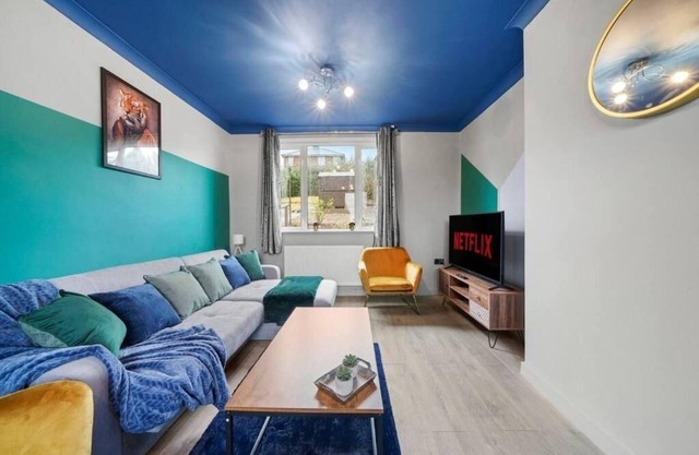 Stylish Sheffield Abode - Parking - Sleeps 7