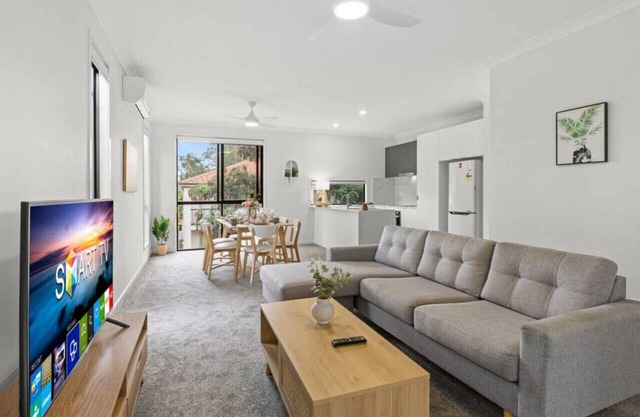 Stylish, Spacious 3 bedroom Townhouse, GC central