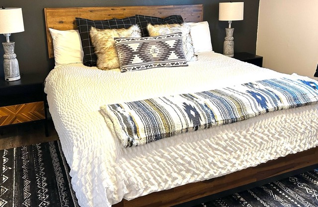 Stylish & Spacious Northern Nights Alaskan Getaway w/5 Bedrooms, 3 Bath & WI-FI