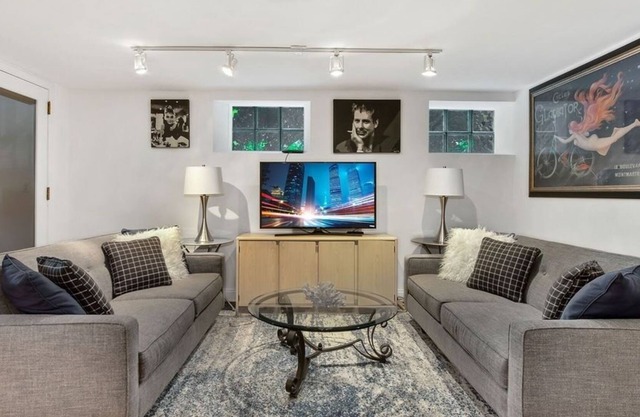 Stylish Stunner in Great Old Town Neighborhood - Close to North Avenue Beach by RedAwning