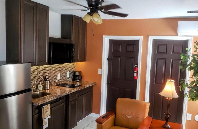 Stylish Suite Tampa Minutes to Hard Rock Casino