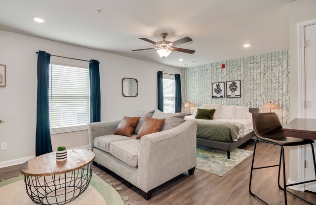 Stylish - The Lynne: Studio w/King Bed +fast Wi-Fi