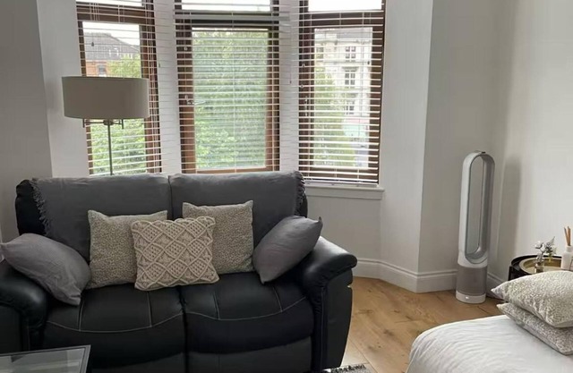 Stylish Top-Floor Flat with Stunning Views in Glasgow's Vibrant West Endn