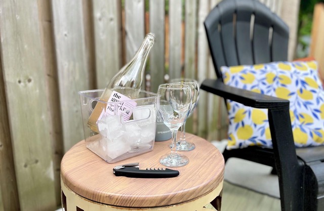 Stylish Toronto Beaches Suite, Cozy Fireplace & Private Outdoor Terrace