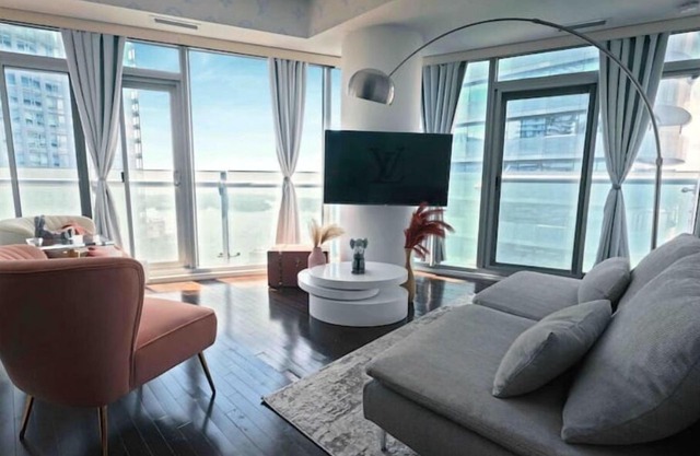 Stylish Toronto Suite with CN Tower/Lake Views