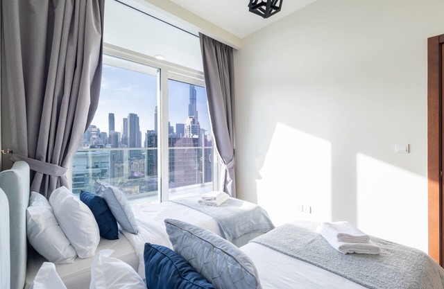Stylish Two-Bedroom Business Bay | Burj Khalifa View | Gym & Poolnn