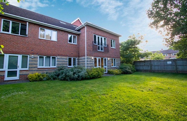 Stylish Two Bedroom Apartment in Bracknell