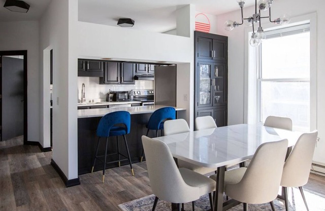 Stylish Two-Bedroom Near Restaurants & Lakes! (Long Stays)
