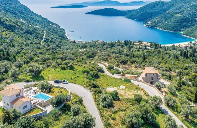 Stylish villa w/spectacular views & great location