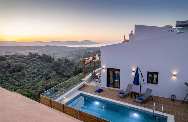 Stylish Villa with Heated Pool, Jacuzzi, Gym & Superb Views
