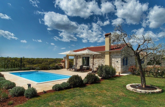Stylish villa with large pool and garden in Bale