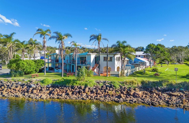 STYLISHLY DECORATED WITH KILLICK CREEK WATER FRONTAGE