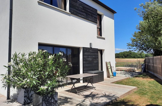 Stylishly furnished recent house in quiet location near Ria d'Etel