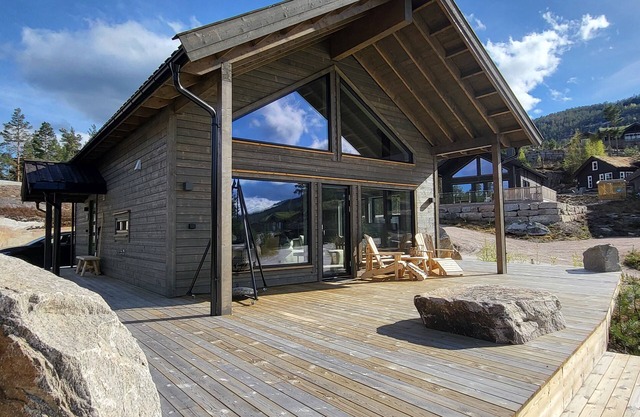 Stylishly furnished chalet with a large terrace in Vrådal