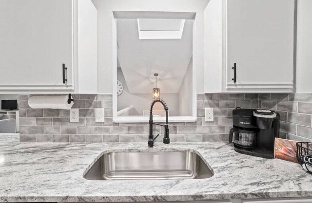 Stylishly Remodeled Mid-Term Rental in Overland Park, Kansas: Your Modern Retreat Awaits!