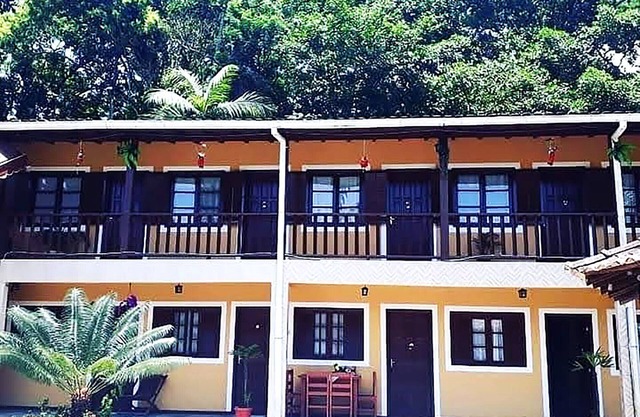 Suíte aconchegante dentro de uma pousada em Paraty