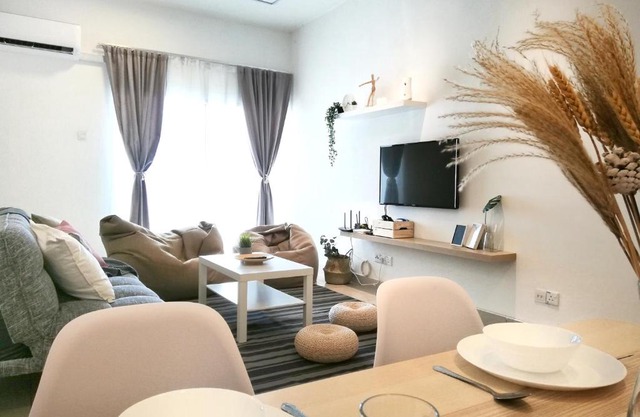 Subang City Residence, Spacious Home with Balcony, Walking Distance to Summit, 5min to Sunway