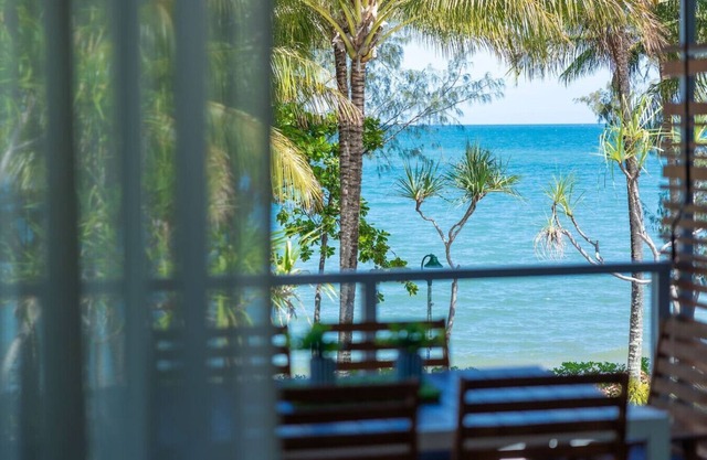 Sublime Palm Cove 2BR Beachfront Apt - Lagoon Pool
