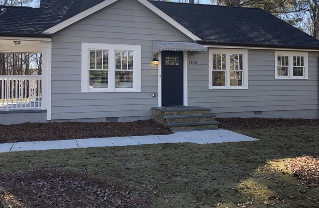 Sugar Hill cottage completely renovated. All new furniture and luxury linens.