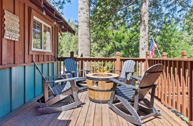 Sugar Pine cabin in the woods/King bed/Fire pit