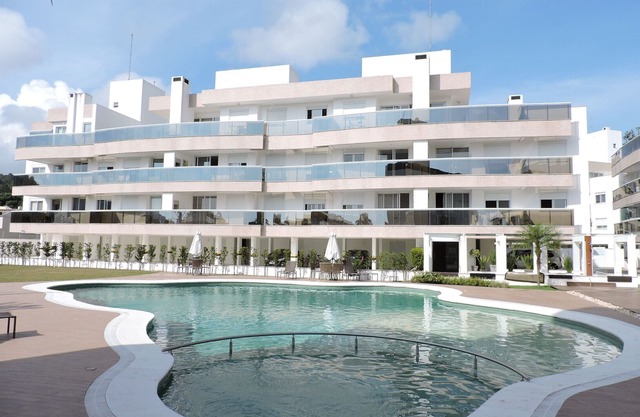Suitable high standard with barbecue, swimming pool, and a ballroom. 500m from the sea.