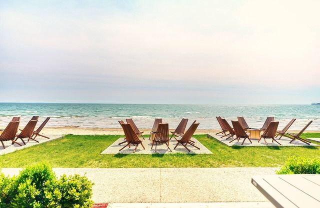 Suite 201: Beautiful 3-Bedroom Beachfront Townhouse