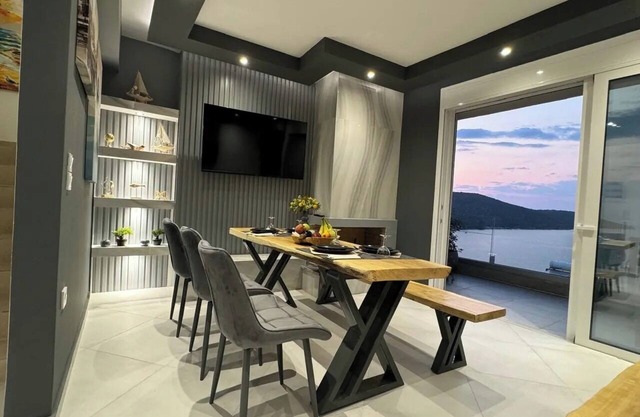 Suite 3 on the Hill - Stunning, Spacious, and Breathtaking Panoramic View