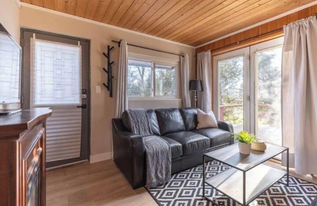 Suite 5 - Relax in beautiful Bayfield - 15min from Grand Bend