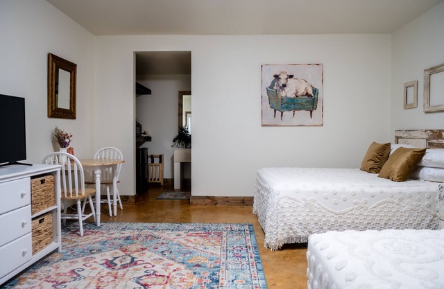 Suite #5: "The Divine Bovine" - 10min from Round Top, middle of Austin & Houston