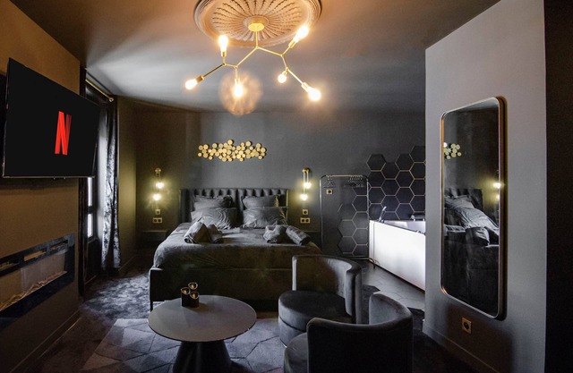 Suite Balnéo/Hammam Noire et Or