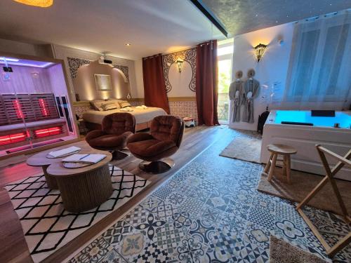 Suite Luxe Spa Balneo Sauna Hammam Projecteur