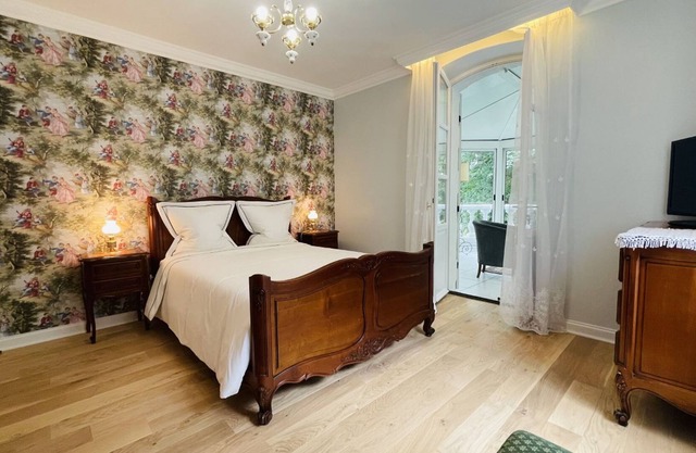 Suite-Luxury-Private Bathroom-Park view