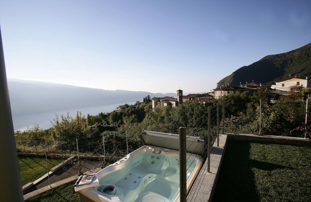 Suite with Jacuzzi, sleeps 6, garden, lake view