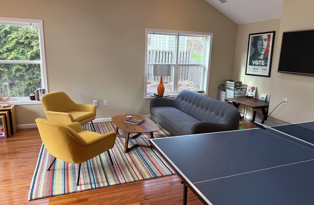 Suite44 - Large Sunny 1-BR Suite w/Backyard+Patio