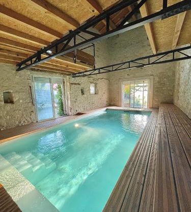 Suites zen dans maison d'hôtes avec piscine intérieure et jardin