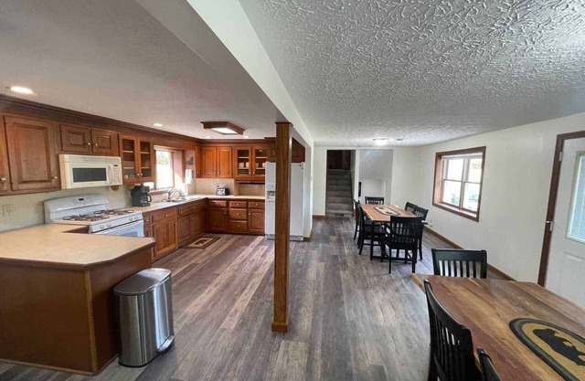 Summer access to pool and mini golf! Spacious lodge for groups, sleeps 12.