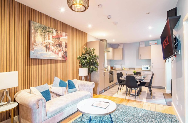 Summer Cosy Vibes 4-Bed Apartment Near Tourist Attractions in Kelham