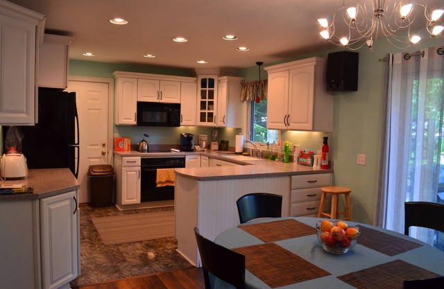 Summer Dates open near Lake MI & Downtown! Deck, Grill, Fire Pit & Cornhole!