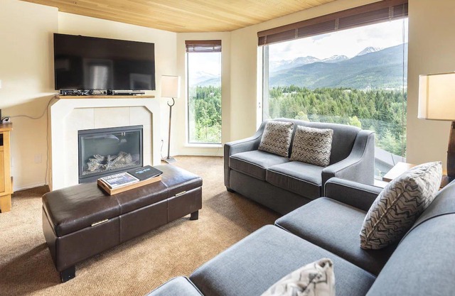 Summer Getaway - Whistler! Beautiful 2br Condo, pool, hotub, view, walk to town