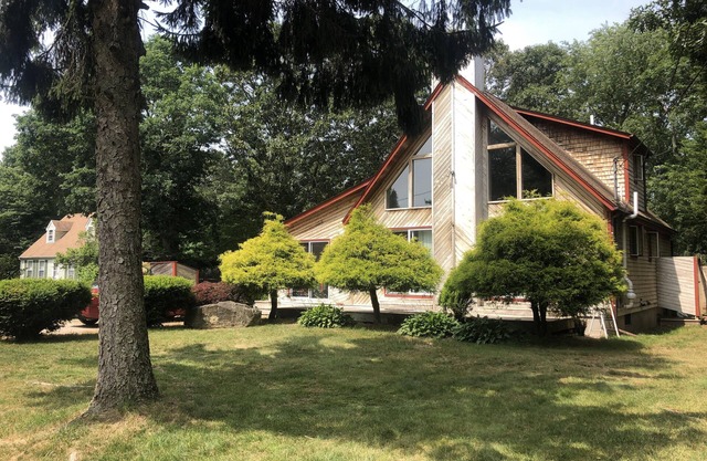 Summer Relaxing on expansive decks, large yard, minutes from the beach!