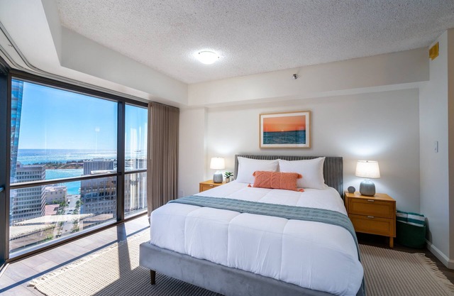 😎 Summer Special - Downtown Honolulu Skyview - 1Bed+Den- Free Parking 🏄‍♂️