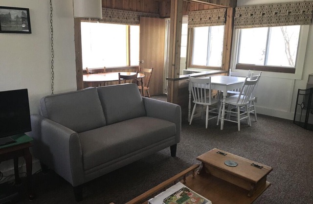 Summer Village of Gull Lake (Lakefront) - Nestle Inn