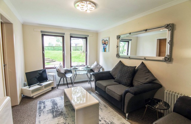 Summit Apartment -Spacious Quiet City flat by Retail Park