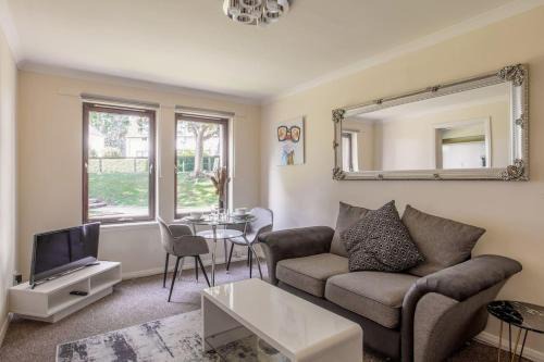 Summit Central - Quiet 2BR Flat WiFi Parking