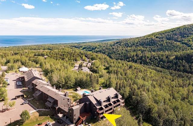 Summit Serenity, 4-Person Condo Escape - June Stays 2 + 2 on us!