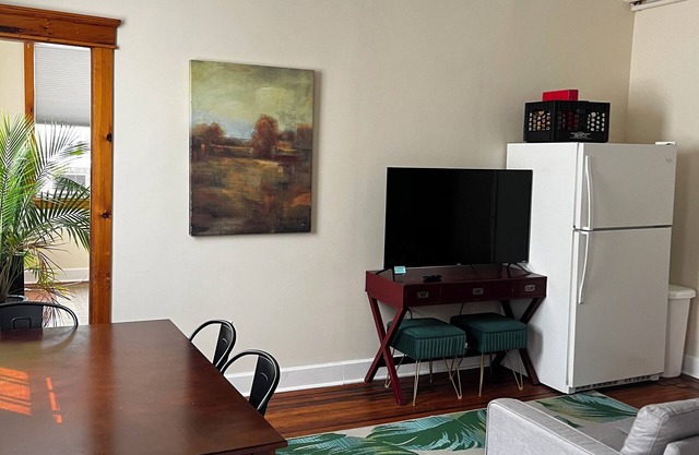 Sun Drenched 2 Bedroom w/Balcony & Laundry!