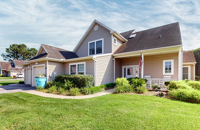 Sun-filled retreat near beaches w/pool access golf, fireplace, W/D, & sunroom