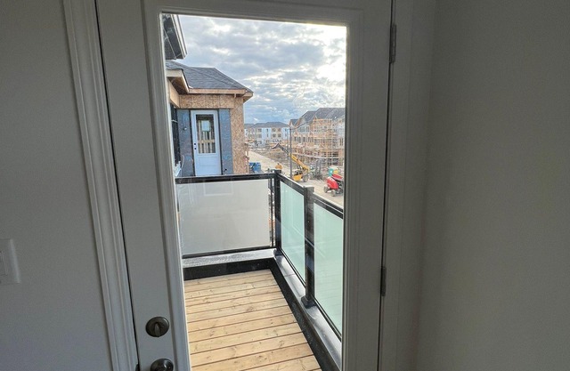 Sun-Filled Room with Private Bathroom and Balcony